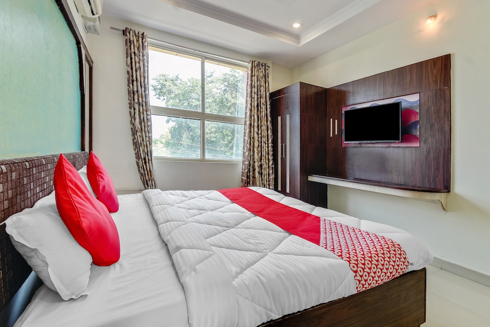 OYO 47975 Girnar Guesthouse, Padav, Gwalior