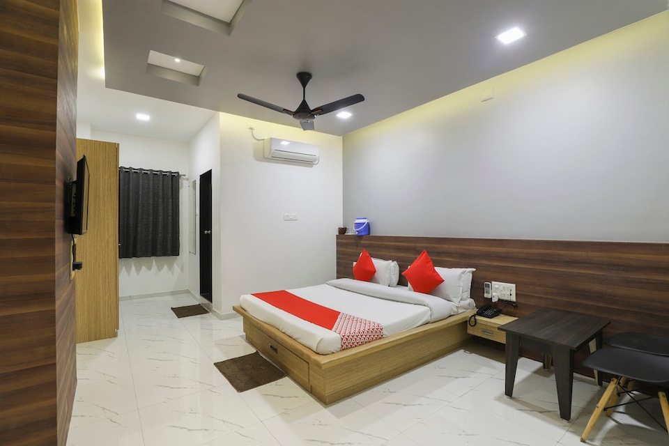 OYO 47984 Hotel Delux, Petlad Road Nadiad, Nadiad