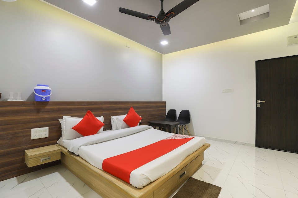 OYO 47984 Hotel Delux, Petlad Road Nadiad, Nadiad