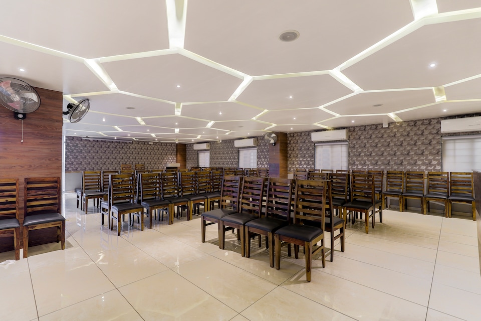 OYO 47984 Hotel Delux, Petlad Road Nadiad, Nadiad