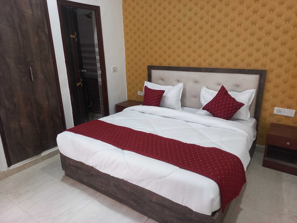 Hotel O by OYO WHITE HOUSE, Airport Delhi, Delhi Transit