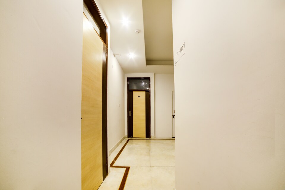 OYO SilverKey Manohar Park 2 Near Satyam Inox Patel Nagar, Patel Nagar Delhi, दिल्ली