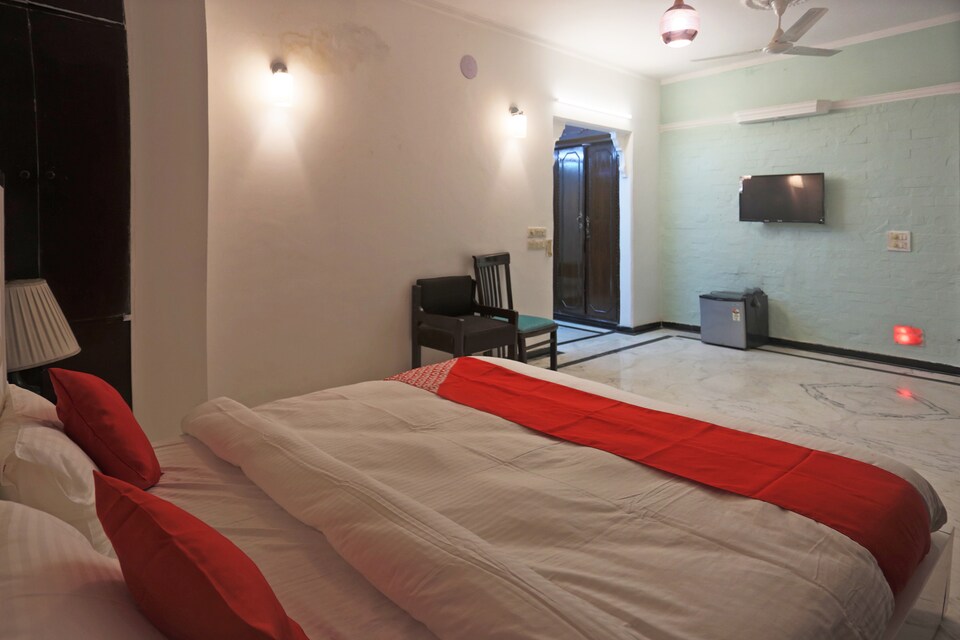 OYO 48376 Holiday Home, AIIMS Delhi, Delhi
