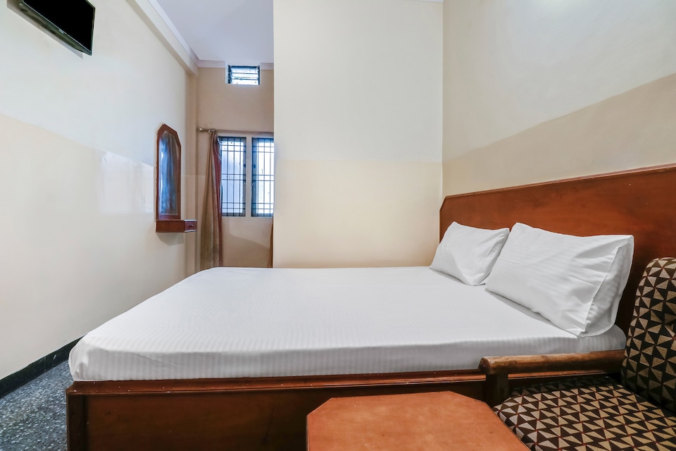 OYO 48480 Rainbow Deluxe Rooms, Mysore City Center, Mysore