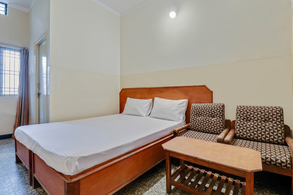 OYO 48480 Rainbow Deluxe Rooms, Mysore City Center, Mysore