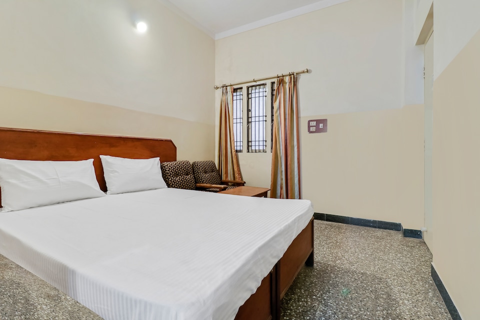OYO 48480 Rainbow Deluxe Rooms, Mysore City Center, Mysore