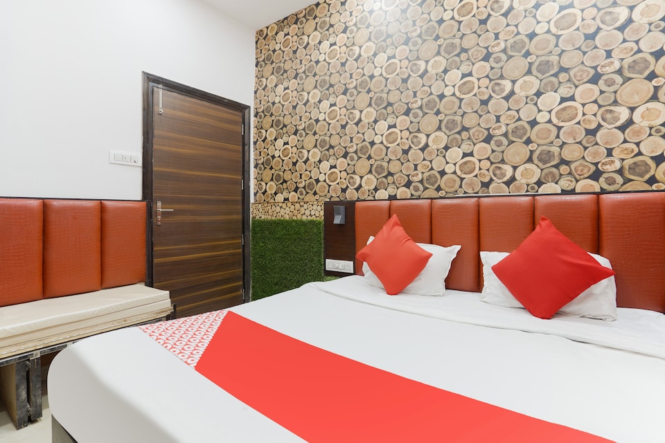 OYO 48489 Adarsh Plaza, Saharanpur, Saharanpur