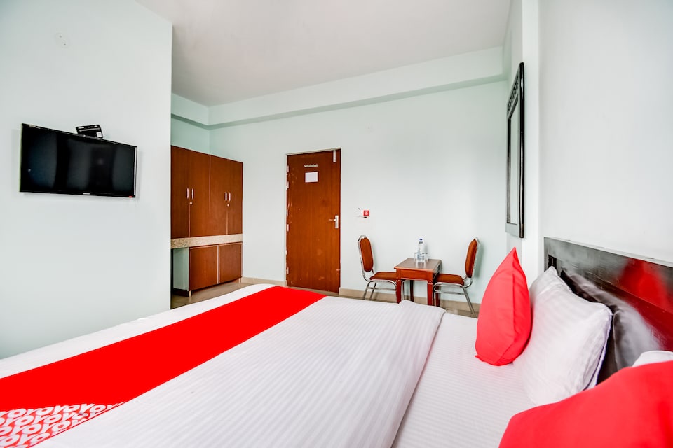 OYO 48551 Hotel Him Jyoti Gurgaon, Huda 2, Gurgaon