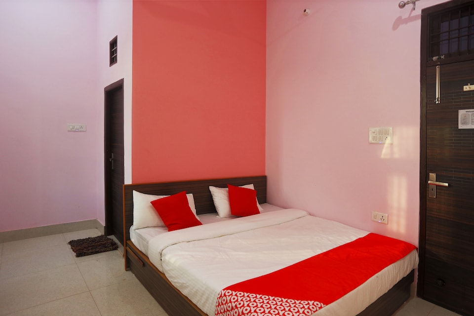 OYO 48648 Hotel Dezire, Hodal, Hodal