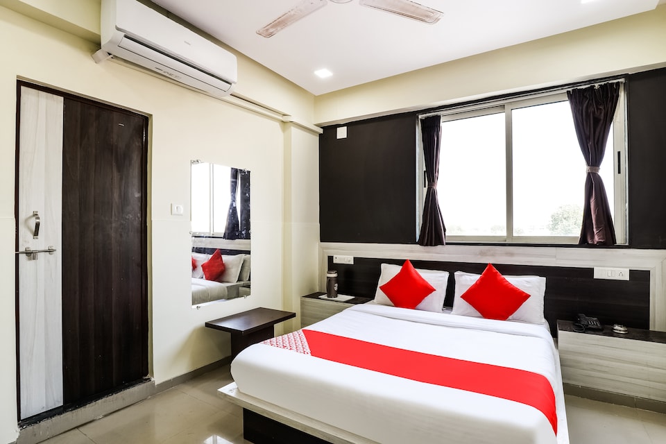 OYO 48652 Hotel Heaven, Kadi, Kadi