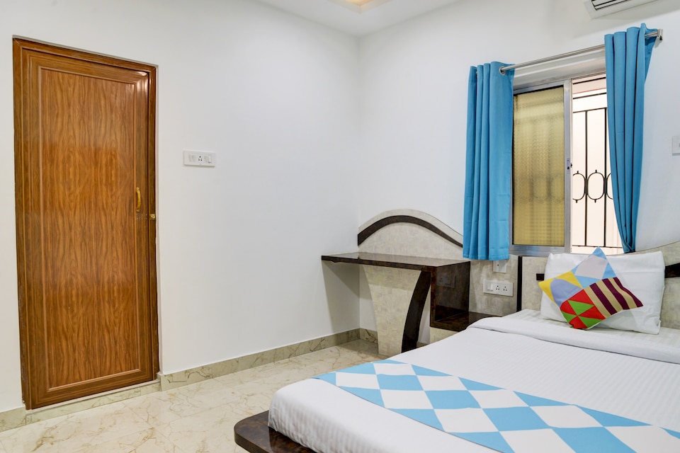 OYO Home 48673 Designer Stay Tagore Park, Ruby Hospital Kolkata, Kolkata