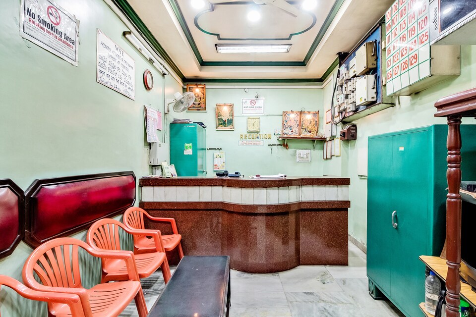 SPOT ON 48679 Famous Lodge, Nampally, Hyderabad