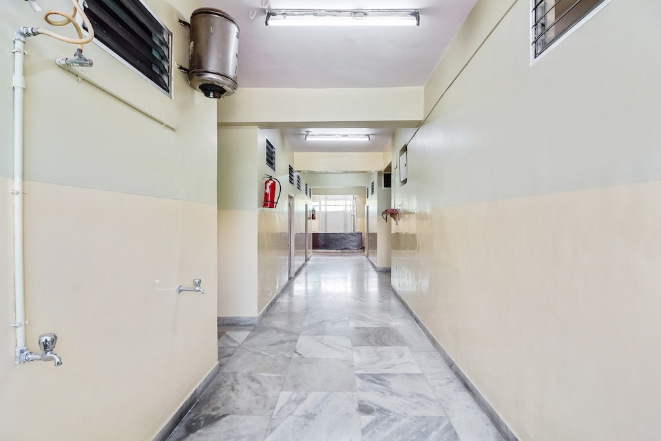 SPOT ON 48679 Famous Lodge, Nampally, Hyderabad