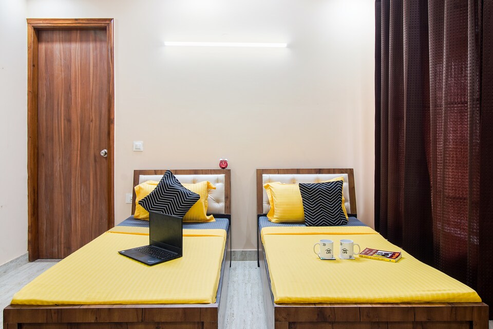 OYO LIFE GRG1666 Huda City Centre Metro, DLF 4 Gurgaon, Gurgaon