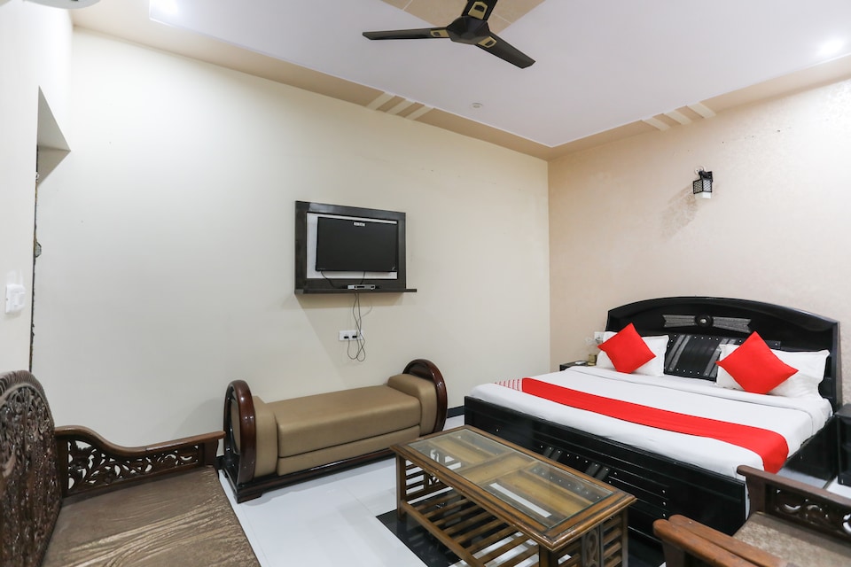OYO 48689 Rasoi Ratan, Corporate Complex, Agra