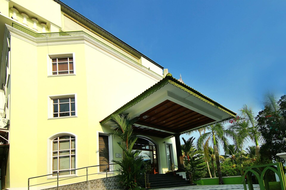 Capital O 4806 Holiday Hotel, Ankamaly Airport Kochi, Kochi