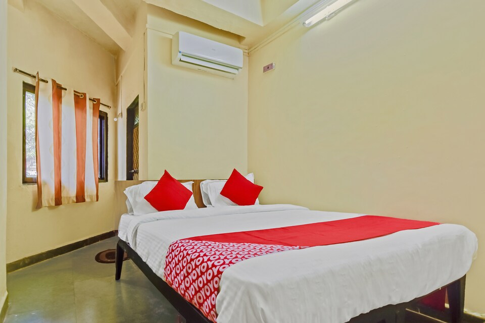 OYO 48769 Laxmi Lodge, Dapoli city centre, Dapoli