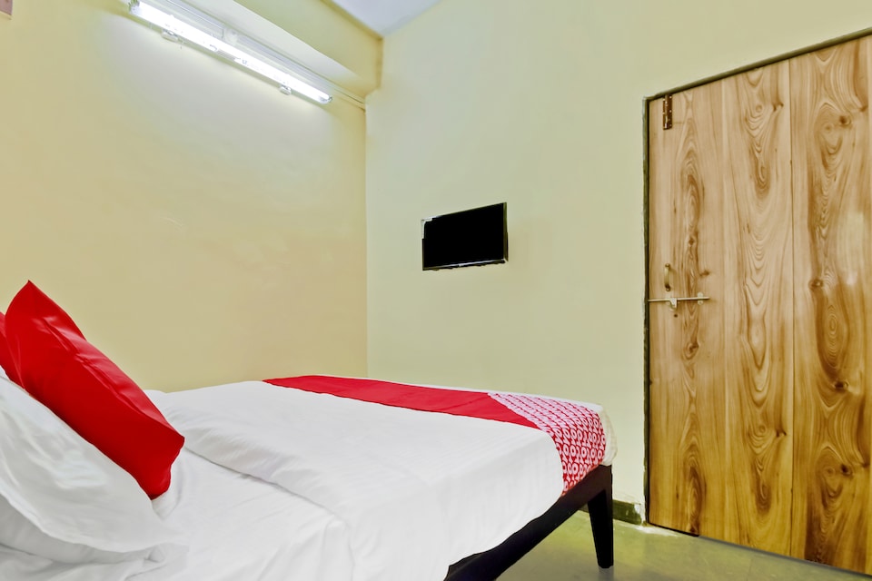 OYO 48769 Laxmi Lodge, Dapoli city centre, Dapoli
