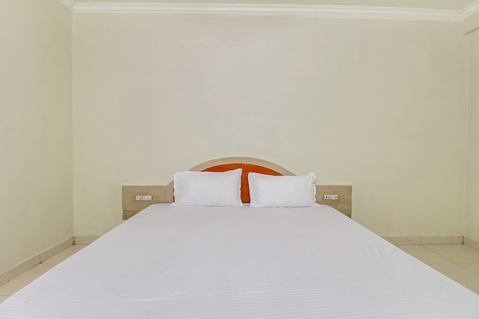 SPOT ON 48836 Haveli Lodge , Swargate Pune, Pune