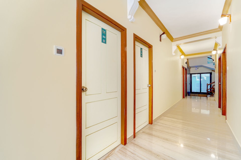Super Hotel O Broadway Ernakulam, MG Road Kochi, Kochi