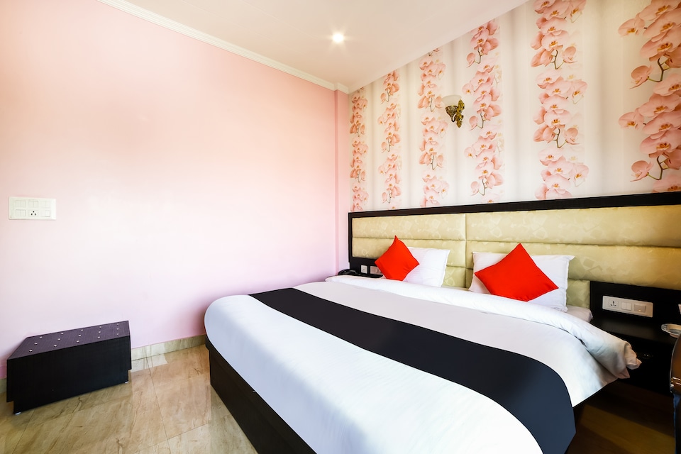 Capital O 49027 The Park Presidency, Civil Lines Bareilly, Bareilly