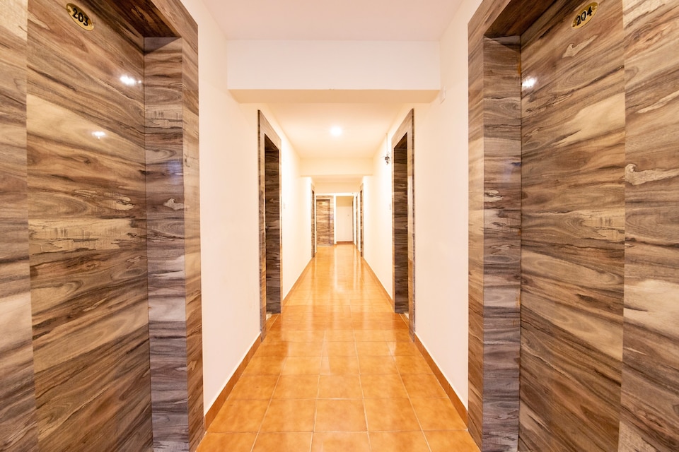 Capital O 49120 Ak International Rooms, Bendoorwell Mangalore, Mangalore