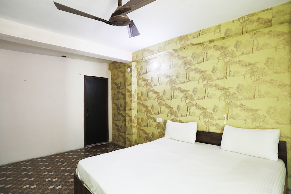 Hotel O NSEZ Metro Station Formerly Sunshine Stays, Noida Expressway SEZ, Noida