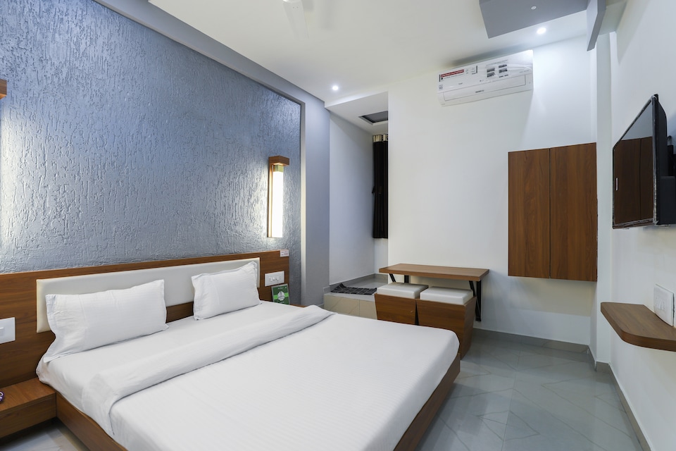 SPOT ON 49393 Hotel New Sarita , Vadnagar, Mehsana