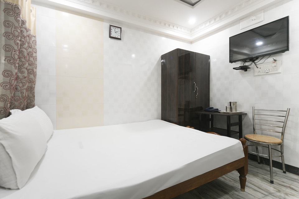 SPOT ON 49443 Universal Inn, Mount Road, Chennai