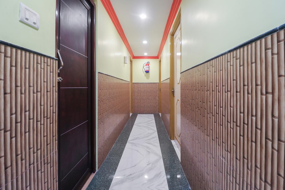 OYO Flagship 49469 Sukriti Guest House, VIP Road Kolkata, Kolkata