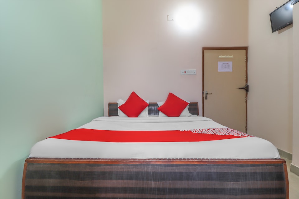 OYO 49511 Moonlight, Orai, Orai
