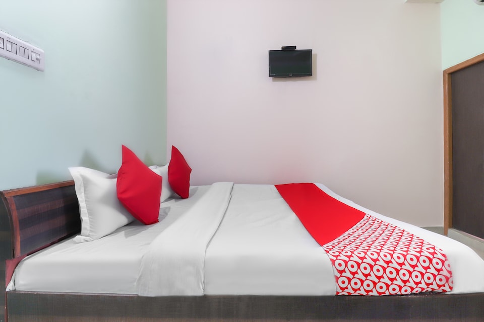 OYO 49511 Moonlight, Orai, Orai