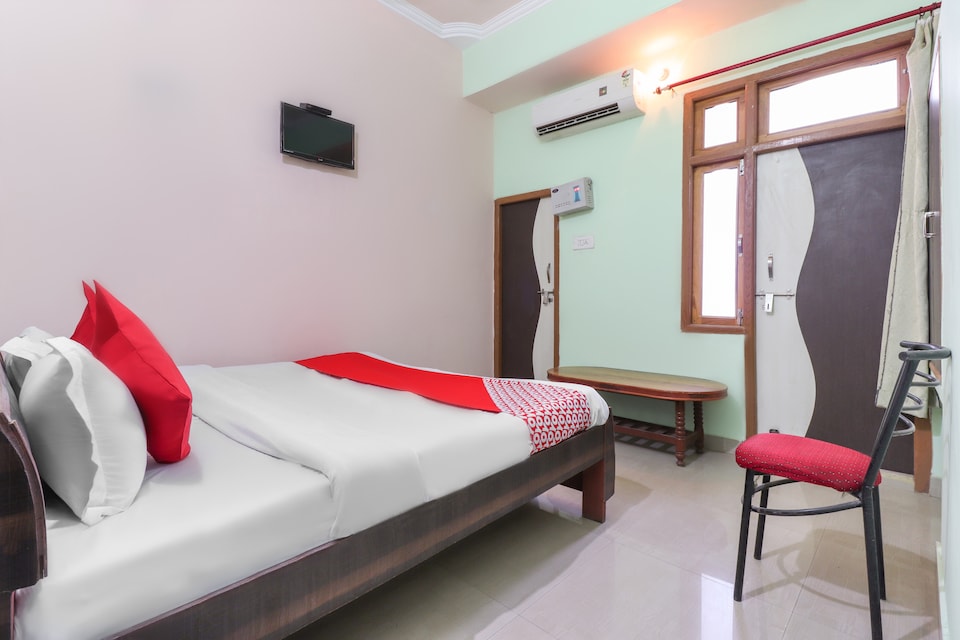OYO 49511 Moonlight, Orai, Orai
