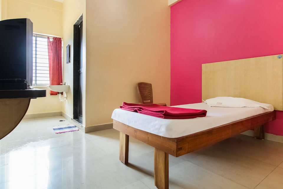 OYO 49517 Hotel Hoysala Deluxe Lodging, Hubli, Hubli-Dharwad