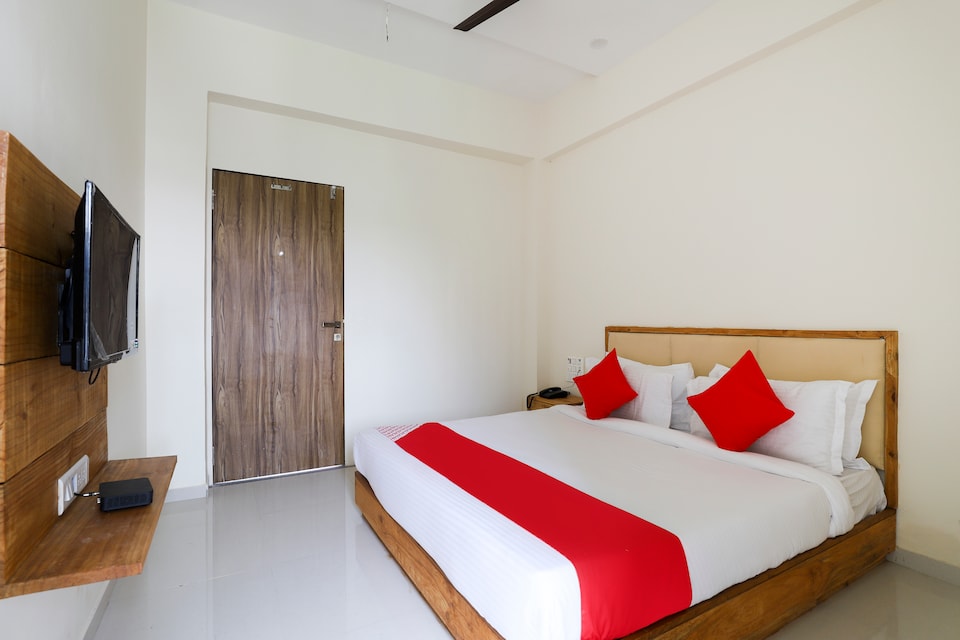 OYO 49529 Hotel Royal Palace, Parvat Patiya, Surat