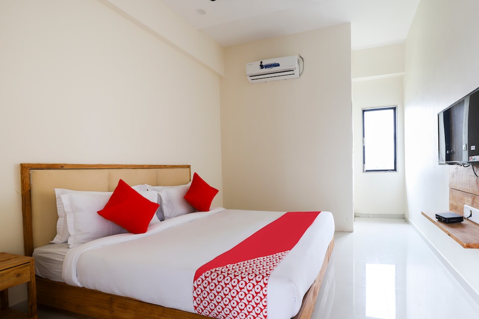 OYO 49529 Hotel Royal Palace, Parvat Patiya, Surat