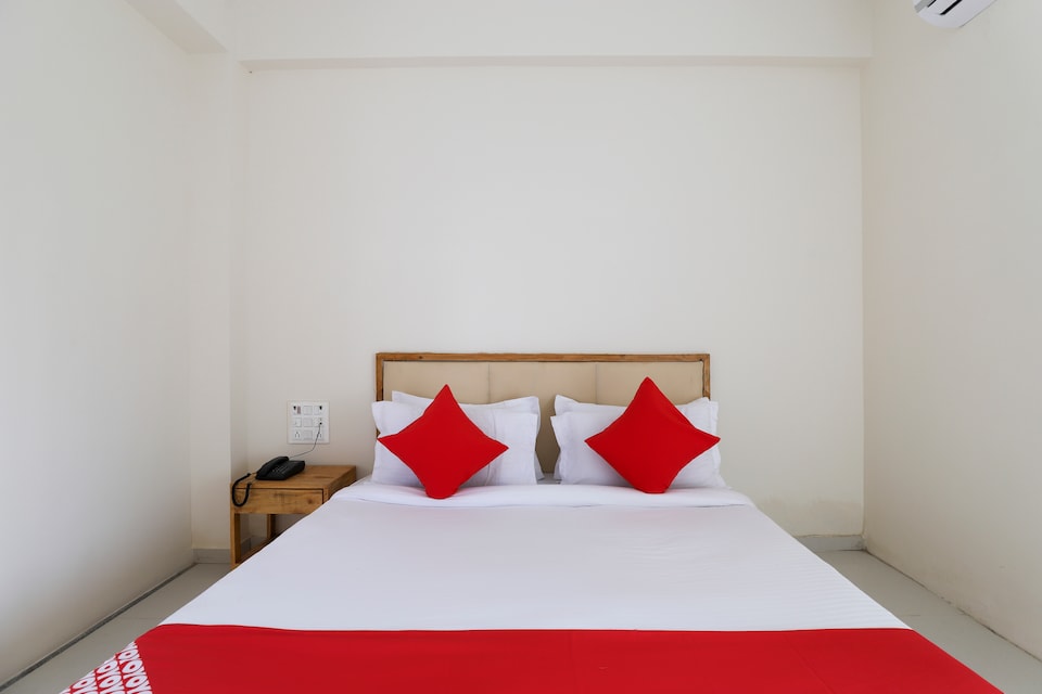 OYO 49529 Hotel Royal Palace, Parvat Patiya, Surat