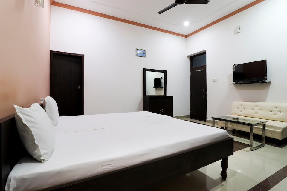 SPOT ON 49668 Hotel Shivaay, Khalilabad, Khalilabad