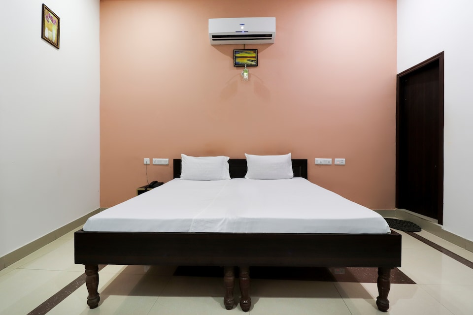 SPOT ON 49668 Hotel Shivaay, Khalilabad, Khalilabad