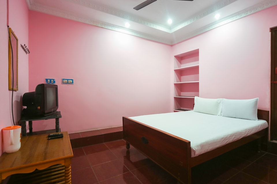 SPOT ON 49676 Malliga Lodge, Sholinghur, Sholinghur