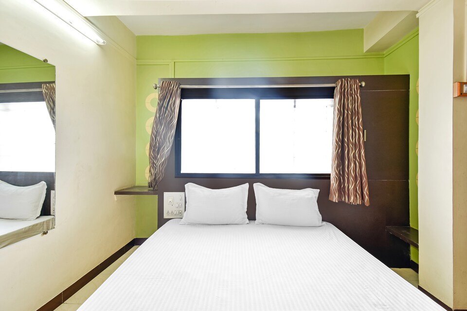 SPOT ON 49712 Shriram Lodge, Malshiras, Solapur