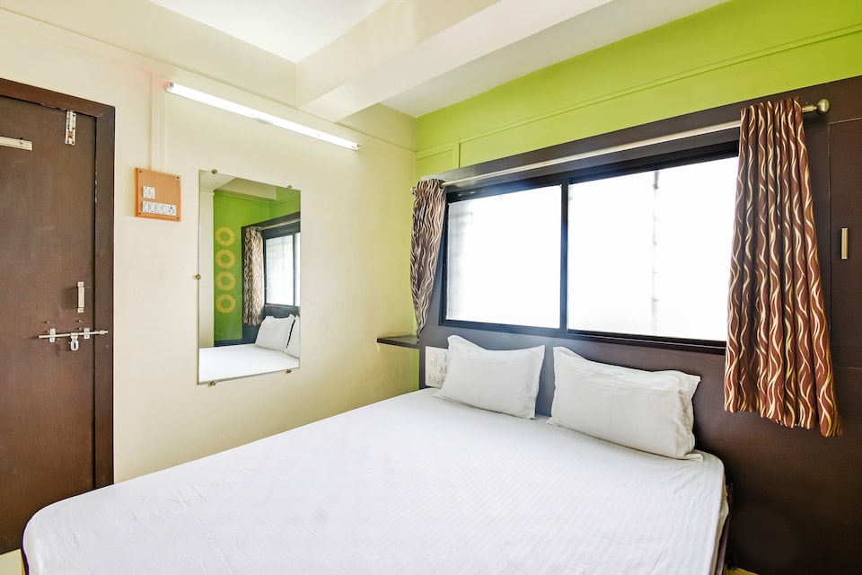 SPOT ON 49712 Shriram Lodge, Malshiras, Solapur