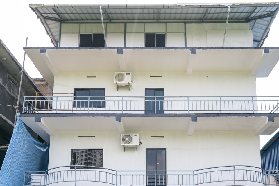 OYO Home 49732 Cozy Stay, Kakkanad Kochi, Kochi