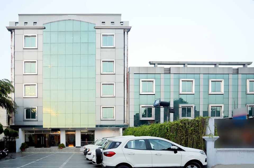 OYO 4876 Hotel Amber, Charbagh Lucknow, Lucknow