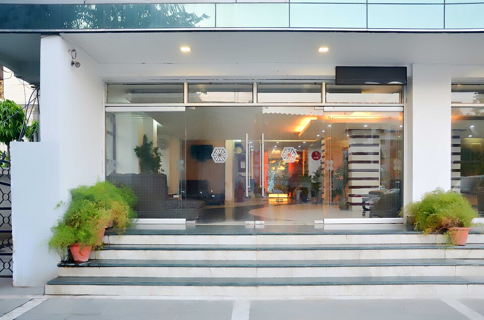 OYO 4876 Hotel Amber, Charbagh Lucknow, Lucknow