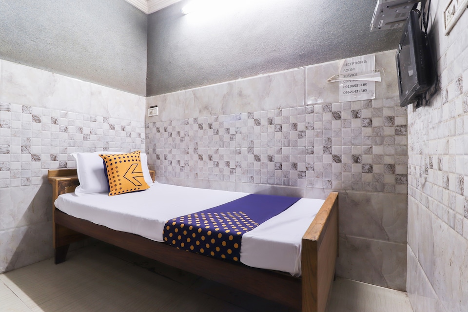 SPOT ON 49877 Hotel Rajvanshi Palace, Orai, Orai