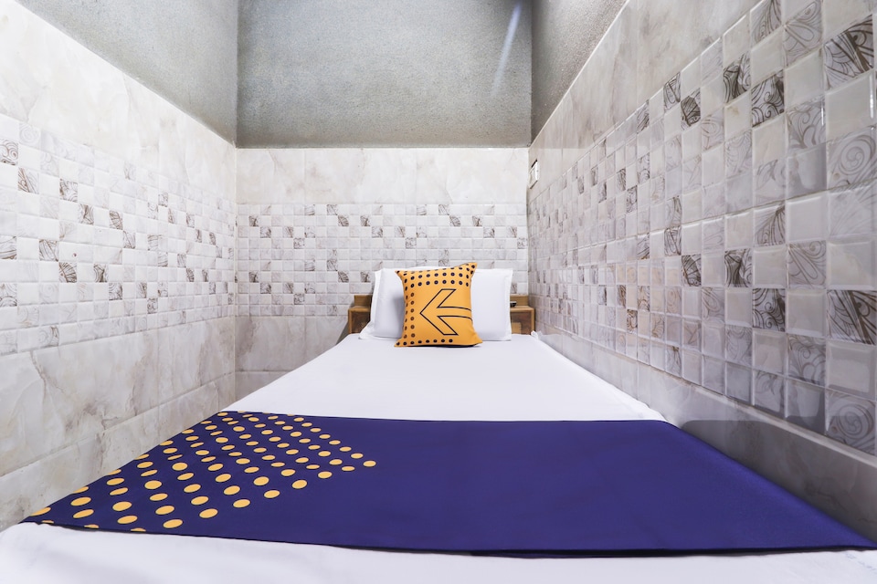 SPOT ON 49877 Hotel Rajvanshi Palace, Orai, Orai
