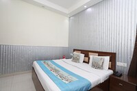 OYO Hotel Golden Park Near Dwarka Sector 9 Metro Station