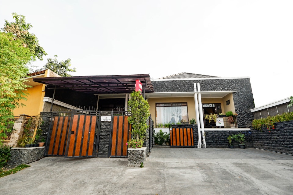 OYO 1523 Erna's Solo House, Solo Timur, Solo