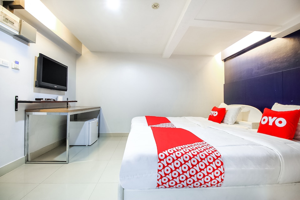 Vaccinated Staff - OYO 308 Wire Bangkok Hostel Onnut, BE_Onnut & Suan Luang P2, Bangkok